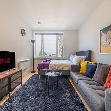 Cozy Apartments - Free Wifi And Parking Onsite Feltham Exterior photo