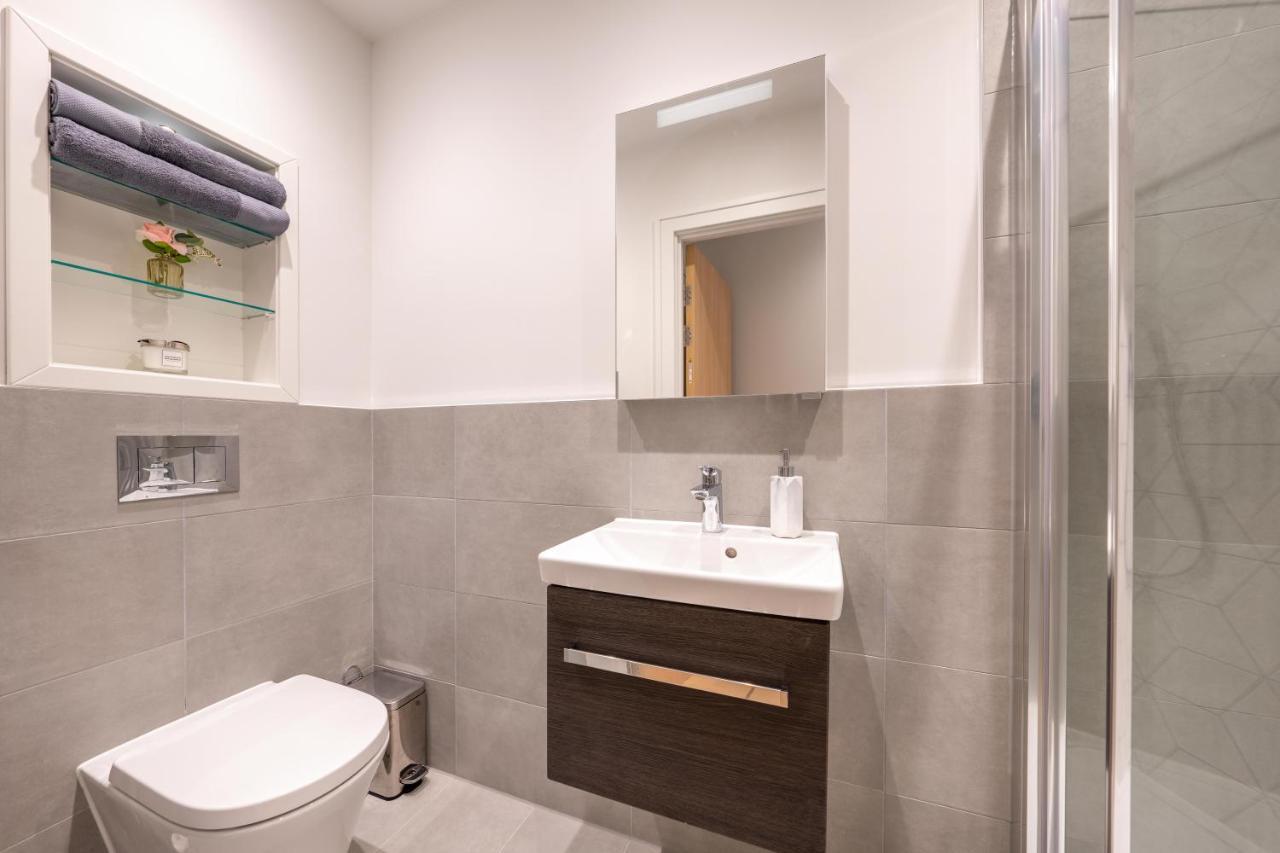 Cozy Apartments - Free Wifi And Parking Onsite Feltham Exterior photo