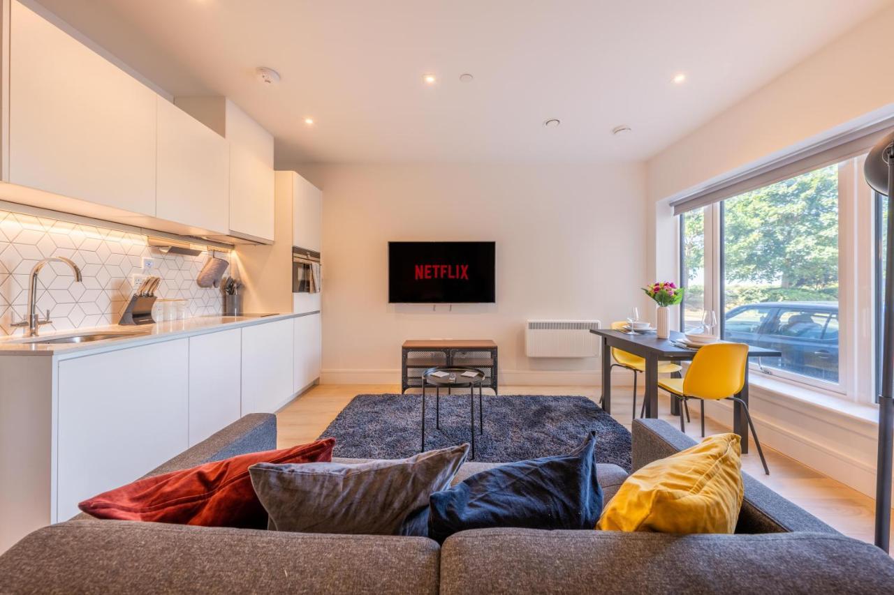 Cozy Apartments - Free Wifi And Parking Onsite Feltham Exterior photo